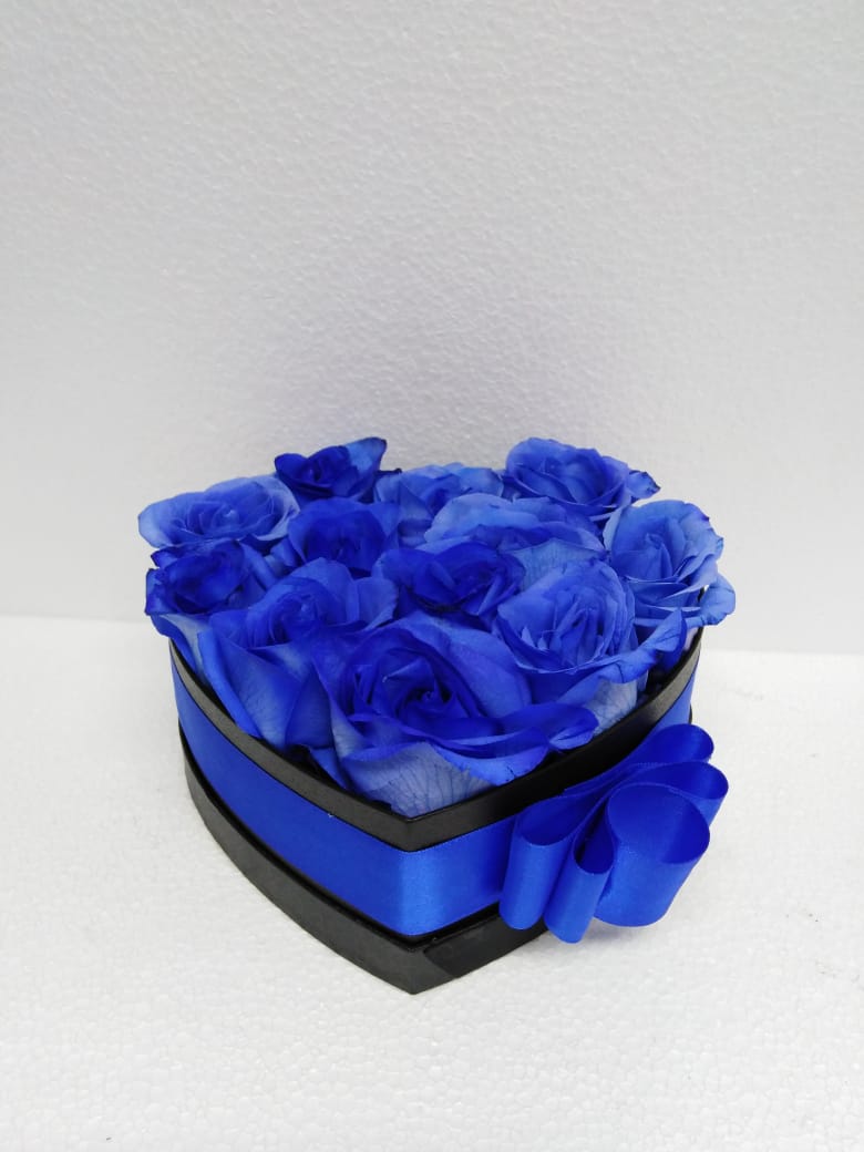 12 Rosas Azules en Caja Corazn